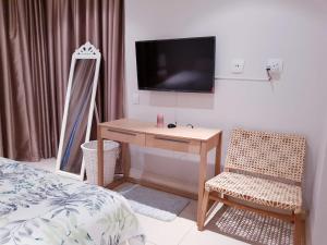 Μια τηλεόραση ή/και κέντρο ψυχαγωγίας στο Beacon Rock Luxury Apt. Umhlanga Rocks.