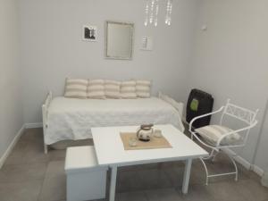 a bedroom with a bed and a table and a chair at MM Apart in Río Cuarto