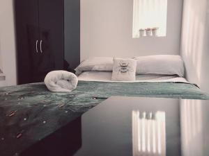 a reflection of a bed in a room at High Street, 2 bed, newly refurb in Leamington Spa