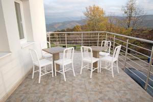 d'une terrasse avec une table et des chaises sur un balcon. dans l'établissement Apartmani Sebastijan, à Banja Luka