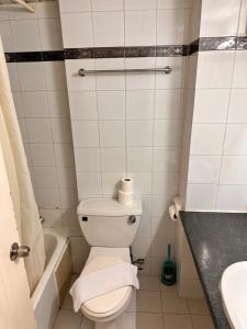Salle de bains dans l'établissement San Remo Hotel