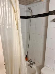 Salle de bains dans l'établissement San Remo Hotel