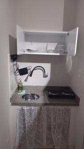 博阿維斯塔的住宿－Loft lindo, acochegante e reservado，厨房柜台设有水槽和水槽