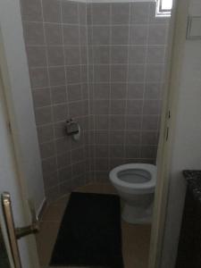 ein kleines Bad mit einem WC und einem Fenster in der Unterkunft Apartmán u kostela in Turnov