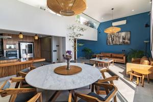 a living room with a table and chairs at Contemporary 4 bd house near Metropolitano park in Guadalajara