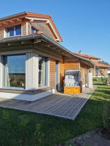 une terrasse avec une chaise sur une maison dans l'établissement Ostseeseele, à Parin