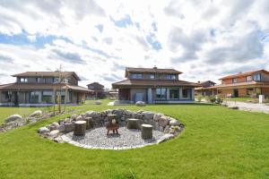 a large house with a yard with a fire pit at Ostseeseele in Parin