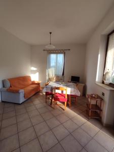 ein Wohnzimmer mit einem Sofa und einem Tisch in der Unterkunft Azienda Agricola Baldini Ferdinando in Montaperti