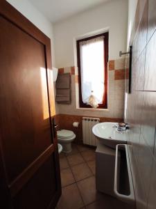 bagno con servizi igienici, lavandino e finestra di Azienda Agricola Baldini Ferdinando a Montaperti