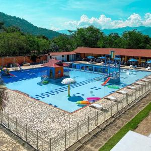 a large swimming pool in a resort at Malokas Resort - Socorro - San Gil in Socorro