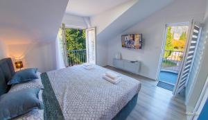 een slaapkamer met een groot bed en een trap bij Maxim Apartments in Mostar