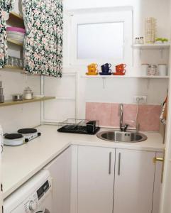 A kitchen or kitchenette at Planinska kuća Jahorinka