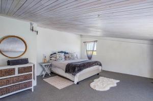 a bedroom with a large bed and a mirror at Littlevlei Selfcatering in Wellington