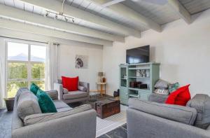 a living room with two couches and a table at Littlevlei Selfcatering in Wellington