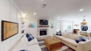 uma sala de estar com um sofá e uma lareira em LOGGERHEAD LODGE home em Jekyll Island