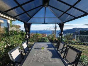 a table with chairs and a bird sitting on top of it at Atami Southern Wind　 熱海 南風楼(温泉付) in Atami