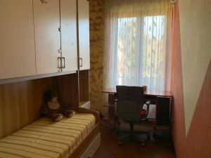 sypialnia z biurkiem, krzesłem i oknem w obiekcie Casa di Bea w mieście Merate
