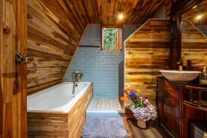 a bathroom with a tub and a sink at La Gloria Reserva Forestal in La Calera