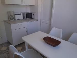 クラウスタール・ツェラーフェルトにあるHaus Barker im schönen Harzの小さなキッチン(白いテーブル、電子レンジ付) +5枚の写真