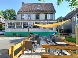 クラウスタール・ツェラーフェルトにあるHaus Barker im schönen Harzの建物の前にあるレストラン