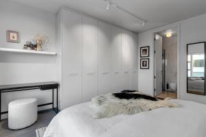 Postel nebo postele na pokoji v ubytování Sunny Central Reykjavík Apartment - Harbour View