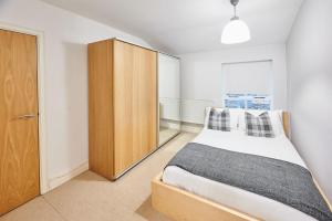 um quarto com uma cama e um armário de madeira em Host & Stay - The Ivanhoe Retreat em Liverpool