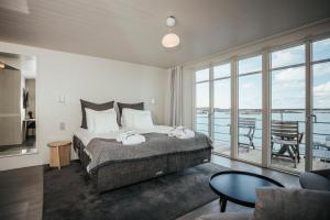 Rúm í herbergi á Gullmarsstrand Hotell & Konferens