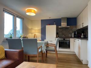 a kitchen and living room with a table and chairs at Ferienwohnung Sturmmöwe in Binz