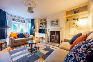 - un salon avec un canapé et une table dans l'établissement 4 Malvern House by Big Skies Cottages, à Trimingham