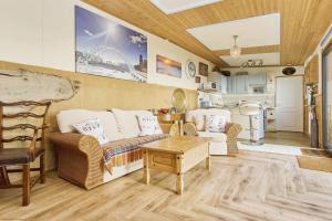 ein Wohnzimmer mit einem Sofa und einem Tisch in der Unterkunft The Sea Shack in Ventnor