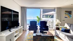 een woonkamer met een bank en 2 stoelen bij Paradise Palms by LovelyStay in Funchal