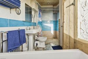 ein Badezimmer mit einem WC, einem Waschbecken und einer Badewanne in der Unterkunft The Sea Shack in Ventnor