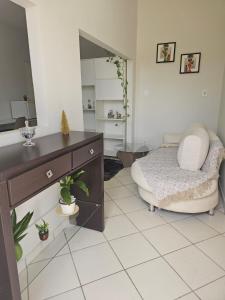 1 dormitorio con cama, tocador y espejo en Loft lindo, acochegante e reservado en Boa Vista