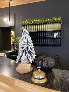 una encimera de cocina con un árbol de Navidad y una calabaza en Hotel 52 en Odesa