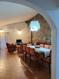 ラ・グラニャにあるLa Granjaのテーブルと椅子のあるダイニングルームとリビングルーム