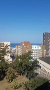 德班的住宿－Cosy apartment by the sea，享有城市高楼和树木的景致