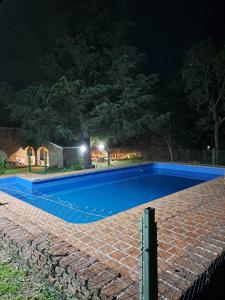 ラ・グラニャにあるLa Granjaのレンガの壁の青いスイミングプール