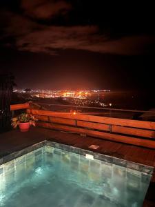 una piscina en la parte superior de un edificio por la noche en Havre de paix ,vue sur l'ocean, en La Possession