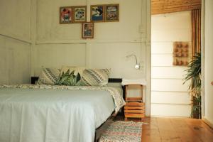 ein Schlafzimmer mit einem Bett, einer Lampe und einem Teppich in der Unterkunft Phan rang kite center in Thôn Dư Khánh