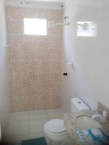 a bathroom with a shower and a toilet and a sink at Casa para temporada! Valores especiais para médias e longas estadias in Aracaju
