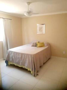 un dormitorio con una cama en una habitación en Linda casa em pequeno condominio! Disponível curtas medias e longas temporadas, en Aracaju