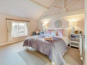 ein Schlafzimmer mit einem Bett mit zwei Handtüchern darauf in der Unterkunft 1 bed in Ashbourne PK739 in Clifton