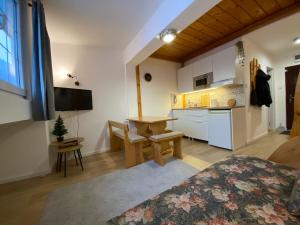 a living room with a kitchen and a table at Bele Staze Apartman 86 in Brzeće