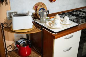 维拉西米乌斯Pentagramma Apartment Villasimius的配有炉灶和台面的厨房 更多11张照片