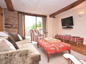 a living room with a couch and a tv at 3 Bed in Leominster 50513 in Pencombe