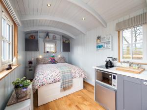 um quarto com uma cama num pequeno quarto em 1 Bed in Wincle 58462 em Allgreave