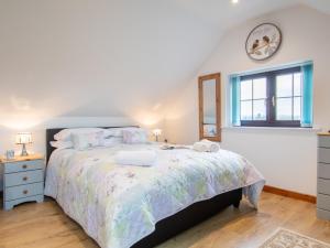 ein Schlafzimmer mit einem großen Bett und einem Fenster in der Unterkunft 1 bed in Bath 72835 in Chew Magna