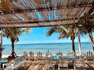 een tafel en stoelen op een strand met uitzicht op de oceaan bij Phan rang kite center in Thôn Dư Khánh