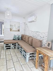 een woonkamer met een bank en een tafel bij le'Cottage on Raymond in Scottburgh