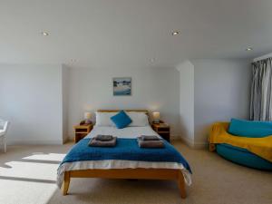 een slaapkamer met een groot bed en een bank bij 3 Bed in Bexhill on Sea BT037 in Bexhill